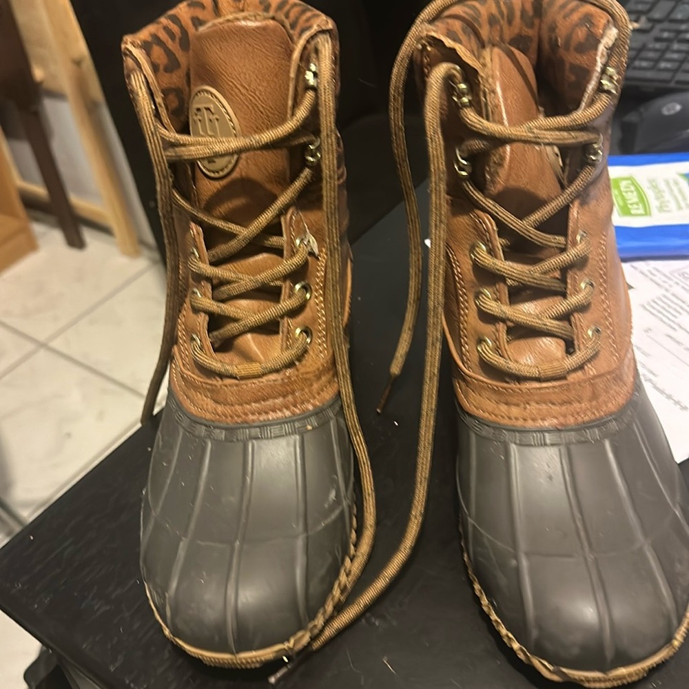 These are Tommy Hilfiger duck boots in excellent condition.